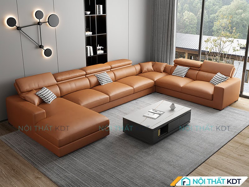 Sofa góc da màu cam với đèn treo tường nghệ thuật tạo điểm nhấn