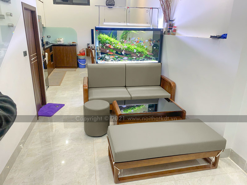 Tham khảo cách kê sofa sát tường, bố trí sofa văng đôi đối diện với sofa văng đơn, ở giữa là bàn trà nhỏ gọn giúp tiết kiệm tối đa diện tích phòng khách (Ảnh thực tế tại nhà khách của Nội thất KDT)