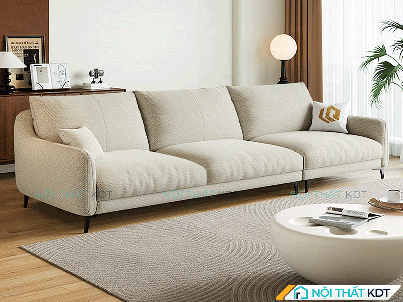 Sofa văng 3 chỗ được kê dọc theo bức tường lớn nhất trong phòng khách, đối diện với bàn trà tròn ở vị trí trung tâm, tạo nên không gian tiếp khách sang trọng và ấm cúng