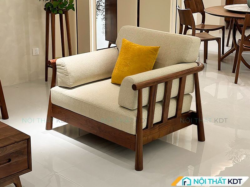 Tham khảo cách bố trí sofa văng đơn ở góc phòng khách và gần lối ra vào, giúp tối ưu diện tích phòng nhưng vẫn tạo không gian thông thoáng