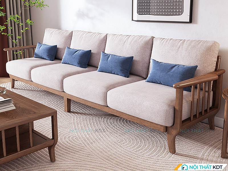 Tham khảo cách bố trí sofa văng 4 chỗ sát tường để tối ưu diện tích, kết hợp với bàn trà và cây cảnh nhằm tạo điểm nhấn trong phòng khách
