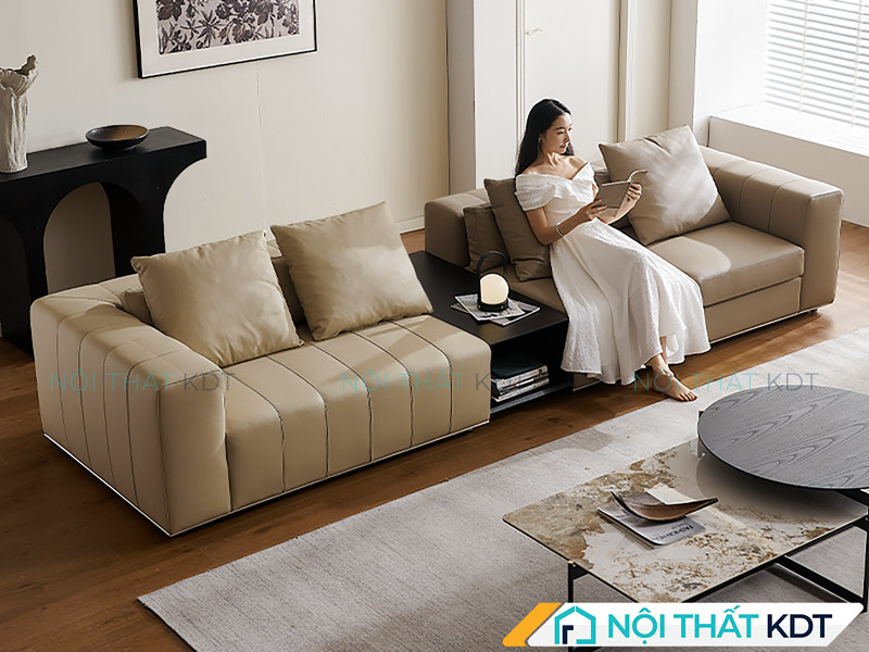 Tham khảo cách kê sofa 4 chỗ gần với tường và cửa sổ, đối diện là bàn trà được đặt ở vị trí trung tâm nhằm tạo nên một bố cục cân đối trong phòng khách rộng