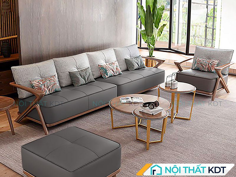 Bộ sofa da gồm một ghế dài, một ghế đơn và một ghế đôn được bố trí thành hình chữ U quanh bộ ba bàn trà tròn giúp tối ưu diện tích và tạo nên không gian tiếp khách tiện nghi