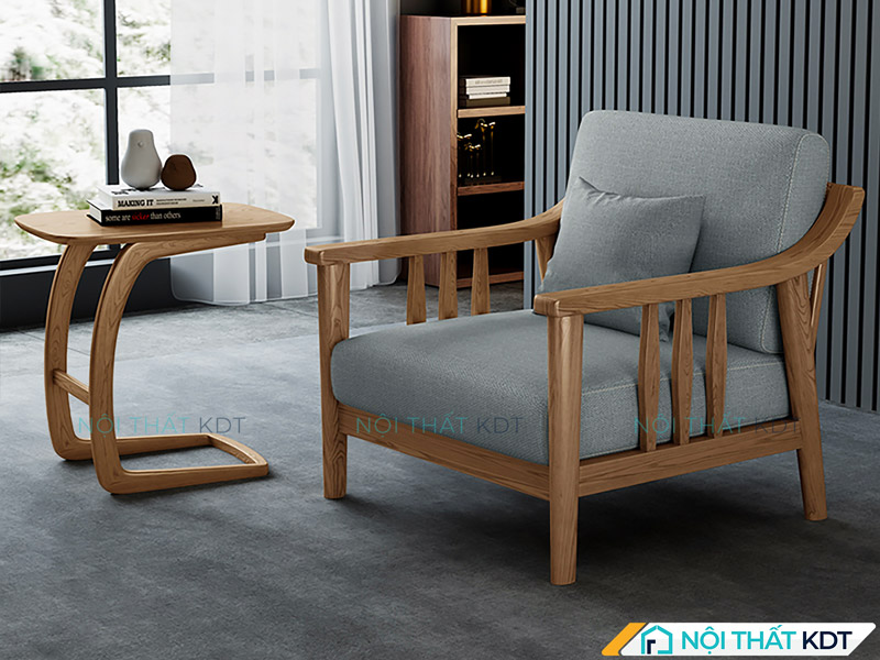 Tham khảo cách bố trí sofa văng đơn song song với bức tường, kèm theo một bàn trà nhỏ bên trái để tiện sử dụng và tạo điểm nhấn cân đối trong không gian