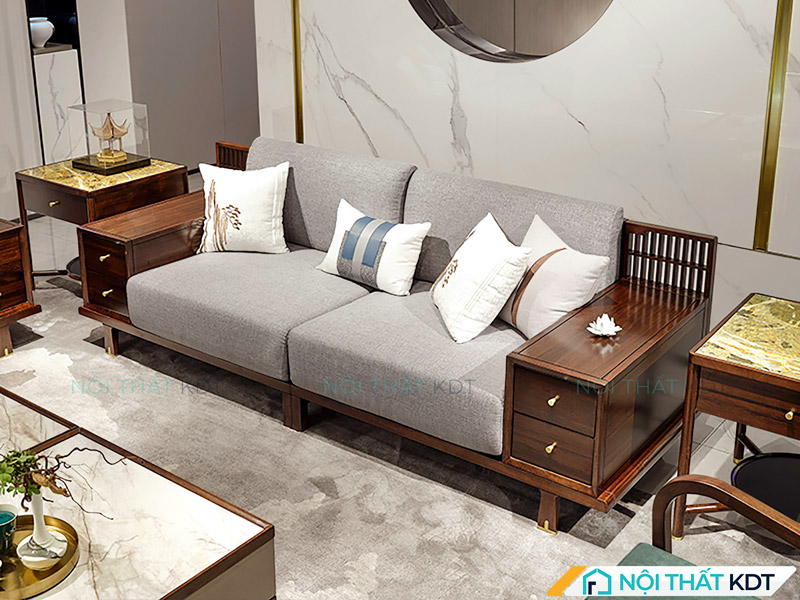Chiếc sofa văng đôi được kê dọc theo bức tường lớn trong phòng khách, kết hợp với bàn trà hình chữ nhật và tủ đựng đồ ở hai bên giúp tạo nên không gian tiếp khách sang trọng, hiện đại