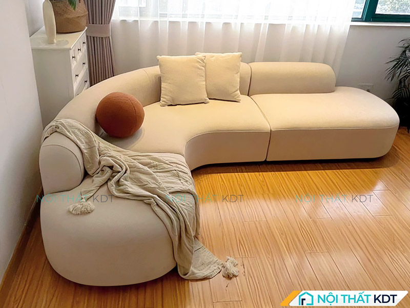 Kê sofa gần cửa sổ tận dụng ánh sáng, tránh chắn lối đi và chọn góc phòng giúp không gian thêm thoáng, gọn gàng
