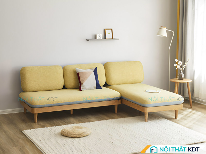 Tránh đặt sofa góc cho phòng khách nhỏ ở giữa phòng để không gian rộng rãi, nên kê sát tường và dùng thảm hay kệ thấp phân chia khu vực
