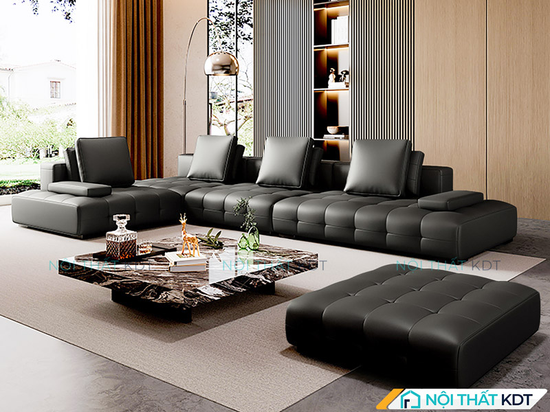 Dùng đèn vàng dịu để giảm phản chiếu cho sofa da đen