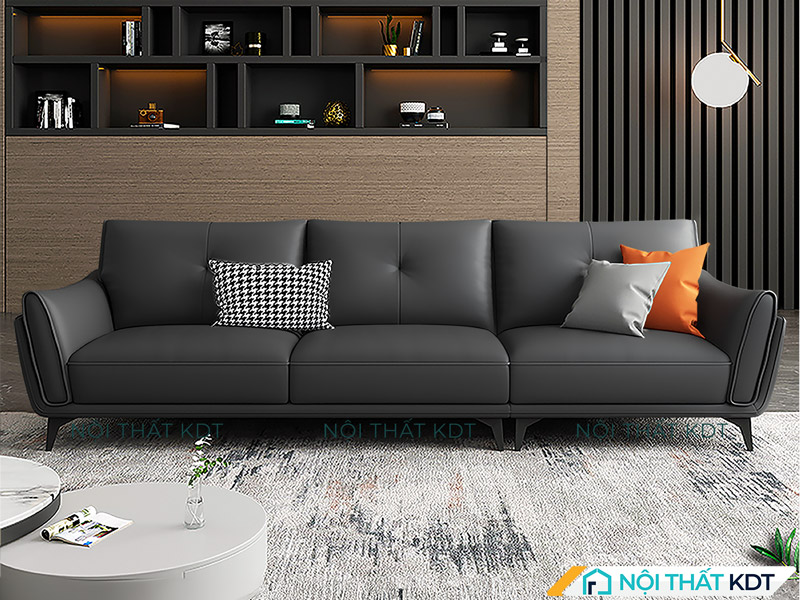 Kết hợp thảm, rèm vải, gối ôm giúp làm dịu vẻ “cứng” của sofa da