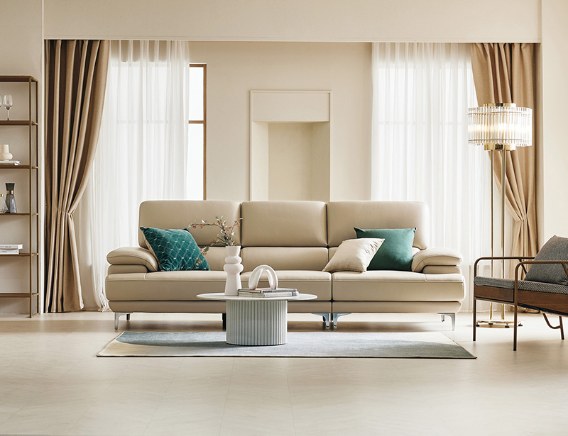 Phối sofa trắng với sàn gỗ nâu, tường be hoặc ghi để không gian thêm ấm áp và có chiều sâu