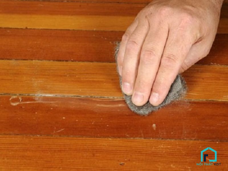 Làm khít các vết nứt của gỗ bằng keo để ngăn ngừa mọt gỗ