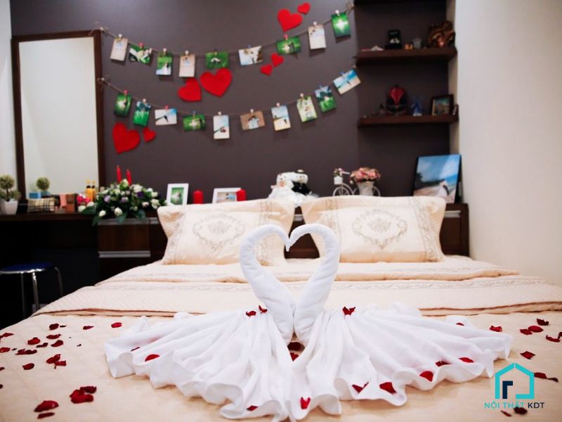 Phòng cưới ngọt ngào và lãng mạn với ảnh và đôi thiên nga trắng