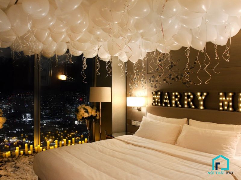 Phòng cưới lãng mạn với bong bóng và nến