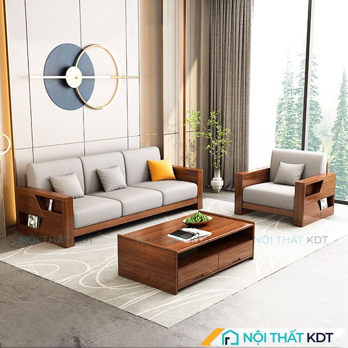 Sofa văng ba chỗ và ghế đơn khung gỗ tần bì bọc nỉ xám kê vuông góc, vừa tạo sự riêng tư cho người ngồi, vừa đảm bảo sự kết nối tự nhiên.
