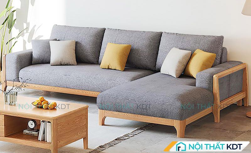 Sofa chữ L thiết kế hiện đại với tay vịn bọc đệm đi kèm bàn trà tạo điểm nhấn cho không gian phòng khách