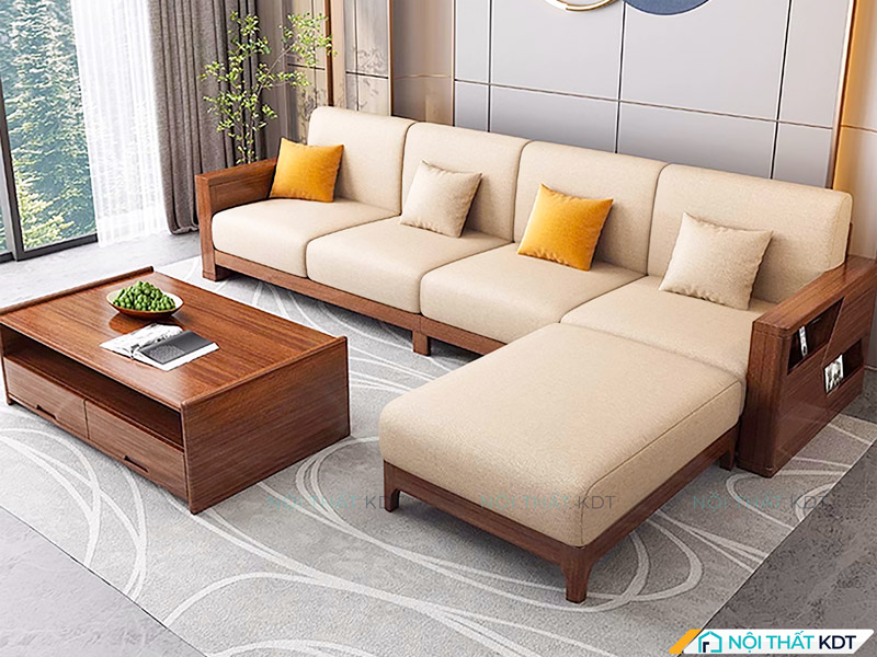 Sofa chữ L trang trí gối tựa vàng kết hợp bàn trà gỗ trong không gian sáng tự nhiên