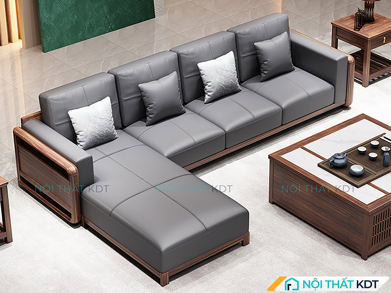 Sofa chữ L rộng rãi bọc da đặt trung tâm không gian, tạo điểm nhấn sang trọng, phù hợp cho phòng khách lớn có phong cách Á Đông hiện đại