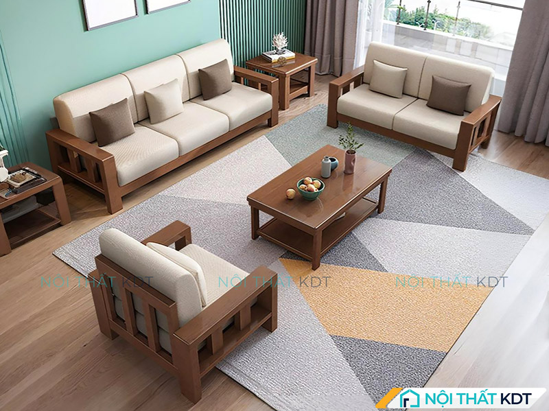 Bộ sofa gỗ sồi đặt thành hình chữ U tạo không gian tiếp khách vừa sang trọng vừa ấm cúng, hoàn hảo cho các buổi gặp gỡ gia đình.