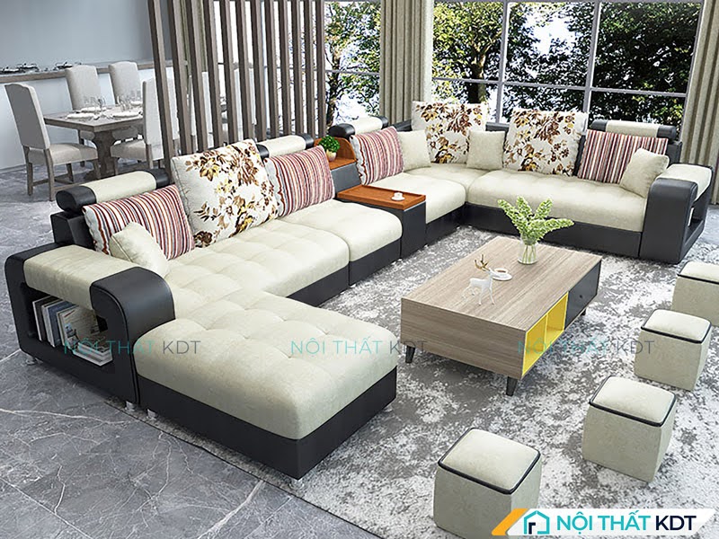 Sofa chữ U lớn kê trung tâm phòng khách rộng, kết hợp với đôn vuông nhỏ tạo không gian tiếp khách linh hoạt cho gia đình đông người.