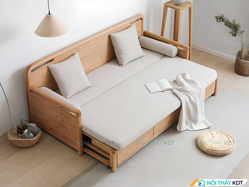 Sofa giường gỗi đặt trong phòng khách nhỏ tích hợp chức năng ngồi và ngủ tiện lợi