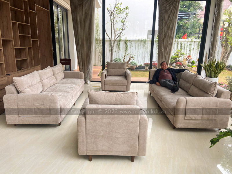 2 sofa văng nhung 3 chỗ kê đối xứng cùng 2 sofa đơn, tạo không gian trò chuyện, tiếp khách sang trọng (Ảnh thực tế sản phẩm tại nhà khách hàng của Nội thất KDT)