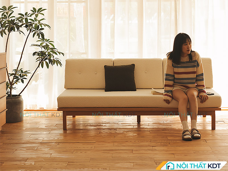 Mẫu sofa không tay vịn thiết kế dạng module tối giản với chân gỗ thanh mảnh và đệm vải nỉ màu kem êm ái, tạo nên vẻ đẹp hiện đại, tinh tế 