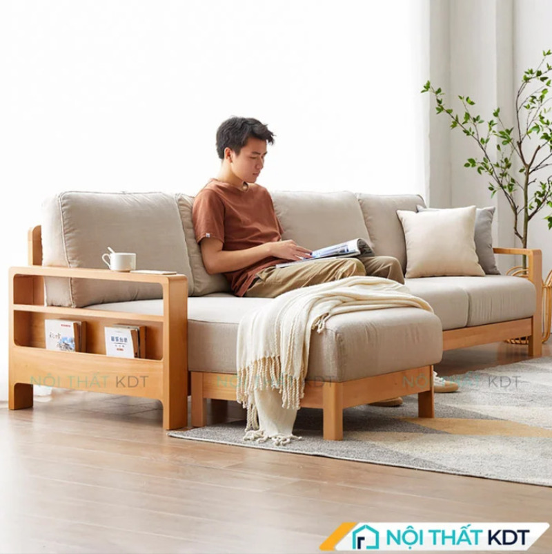 Sofa gỗ chữ L giúp tối ưu không gian, bố trí nhiều chỗ ngồi mà không làm căn phòng trở nên chật chội