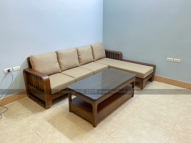 Mẫu sofa chữ L S274-L4 được đặt sát góc tường, giúp tiết kiệm diện tích tối đa trong phòng khách nhà ống