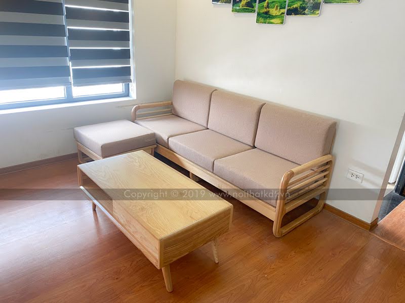 Sofa gỗ màu cafe sữa tạo nên tổng thể hài hòa, sang trọng cho căn phòng với khung gỗ vững chắc