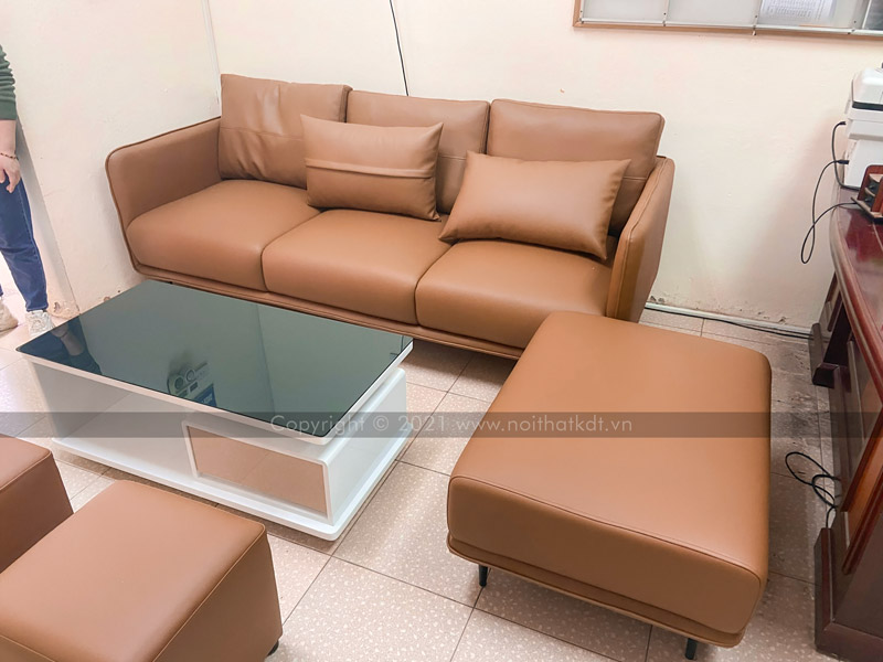 Sofa màu cafe sữa dễ phối với tường trắng, sàn gỗ sáng màu