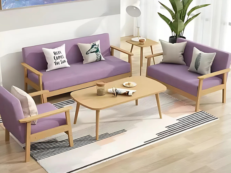 Sofa màu tím có tay ghế gỗ chắc khỏe, đệm tím rực rỡ tạo điểm nhấn phòng khách