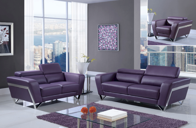 Sofa màu tím dễ phối với rèm cửa và thảm trải sàn trung tính, tạo điểm nhấn hài hòa