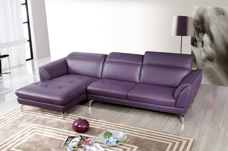 Sofa màu tím giúp tiết kiệm diện tích mà vẫn giữ nét duyên dáng, tạo nên vẻ hài hòa bắt mắt