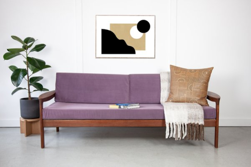 Sofa màu tím làm nổi bật căn phòng khi sở hữu chân gỗ cao chắc chắn, chống mối mọt
