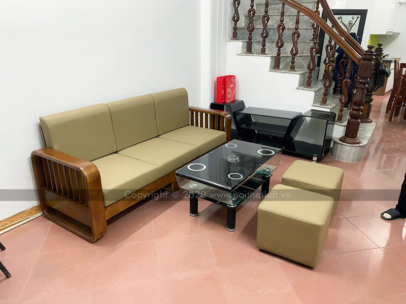 Sofa văng 3 chỗ lưng thấp, kê gọn sát chân cầu thang tạo cảm giác liền mạch, thông thoáng