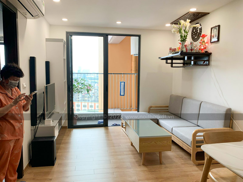 Sofa văng kê đối diện kệ tivi tạo bố cục rõ ràng, thuận tiện cho sinh hoạt và tiếp khách trong nhà ống diện tích nhỏ