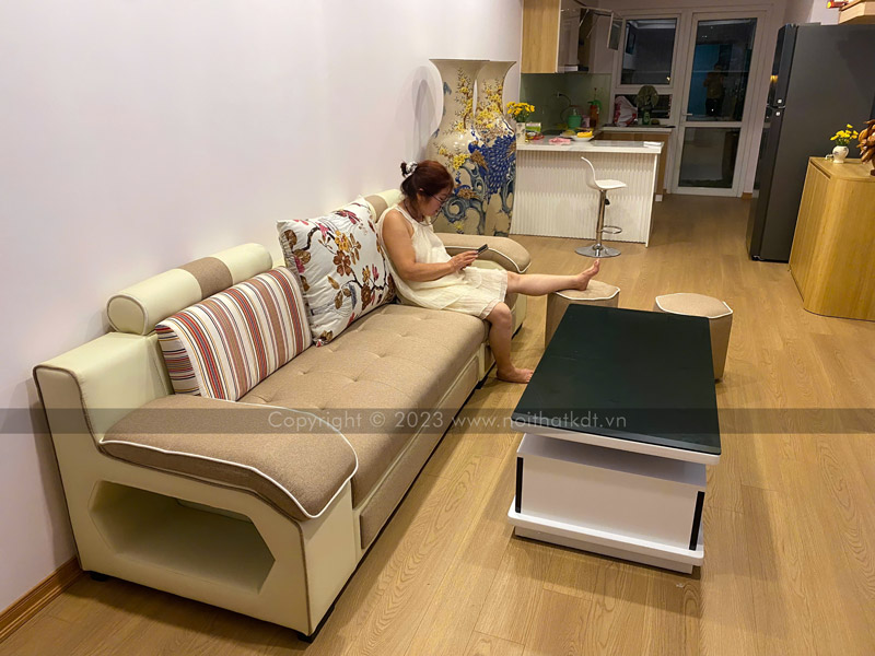 Thiết kế của sofa màu cà phê sữa tối ưu giúp bạn thư giãn cả khi nằm đọc sách hay xem TV