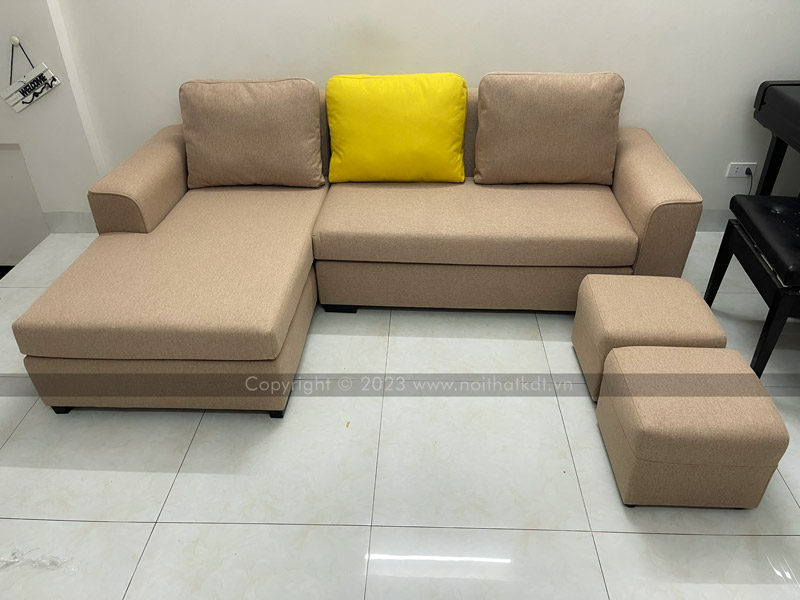 Tone màu ấm áp của sofa màu cafe sữa dễ dàng kết hợp với nhiều phong cách nội thất khác nhau
