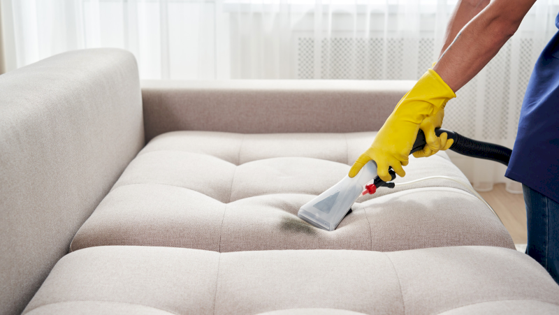 Bạn cần chuẩn bị đầy đủ dụng cụ vệ sinh trước khi tiến hành làm sạch sofa vải