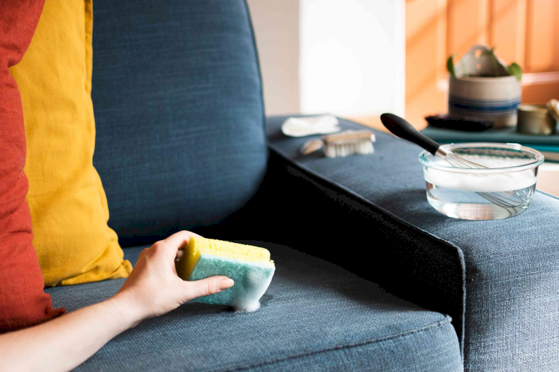 Không nên sử dụng quá nhiều nước lên sofa vải vì sofa vải có khả năng thấm nước nhanh
