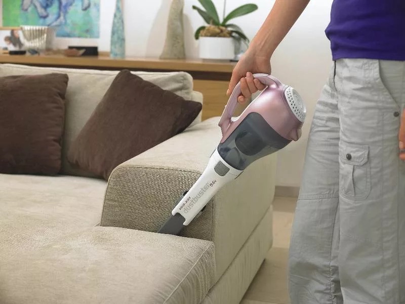Sử dụng bàn chải cứng, máy hút bụi công suất lớn, khăn thô ráp dễ làm xù lông nỉ, gây xước, rách cho sofa