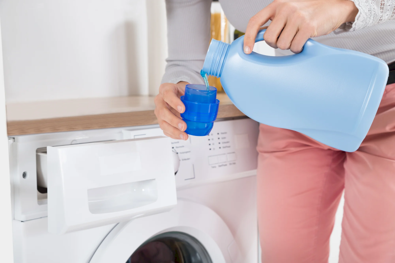 Ưu tiên sử dụng các loại dung dịch vệ sinh trung tính, không mùi, dịu nhẹ khi xử lý vết bẩn trên sofa vải