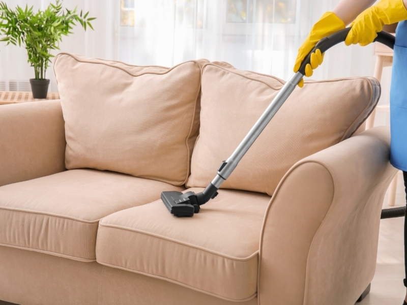 Trước khi giặt sofa nỉ tại nhà, hãy tiến hành dọn dẹp và hút bụi cho ghế