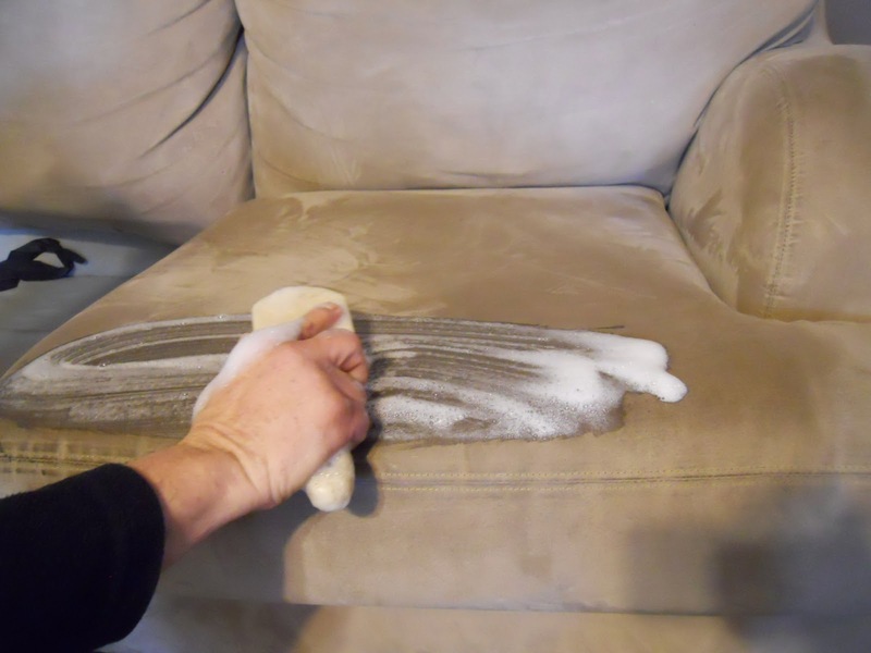 Bạn cần xịt dung dịch vệ sinh và chà nhẹ bằng bàn chải lông mềm toàn bộ bề mặt sofa nỉ