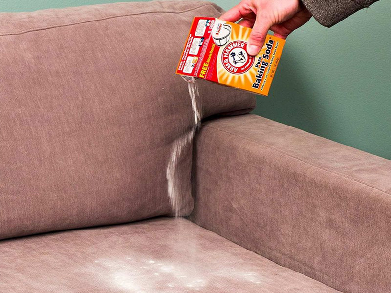 Để khử mùi hôi cho sofa nỉ, có thể dùng baking soda
