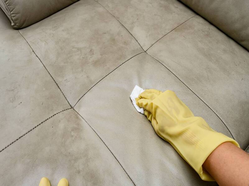 Dùng hỗn hợp baking soda + nước rửa chén pha nước ấm để chà sạch các vết ố vàng trên sofa nỉ